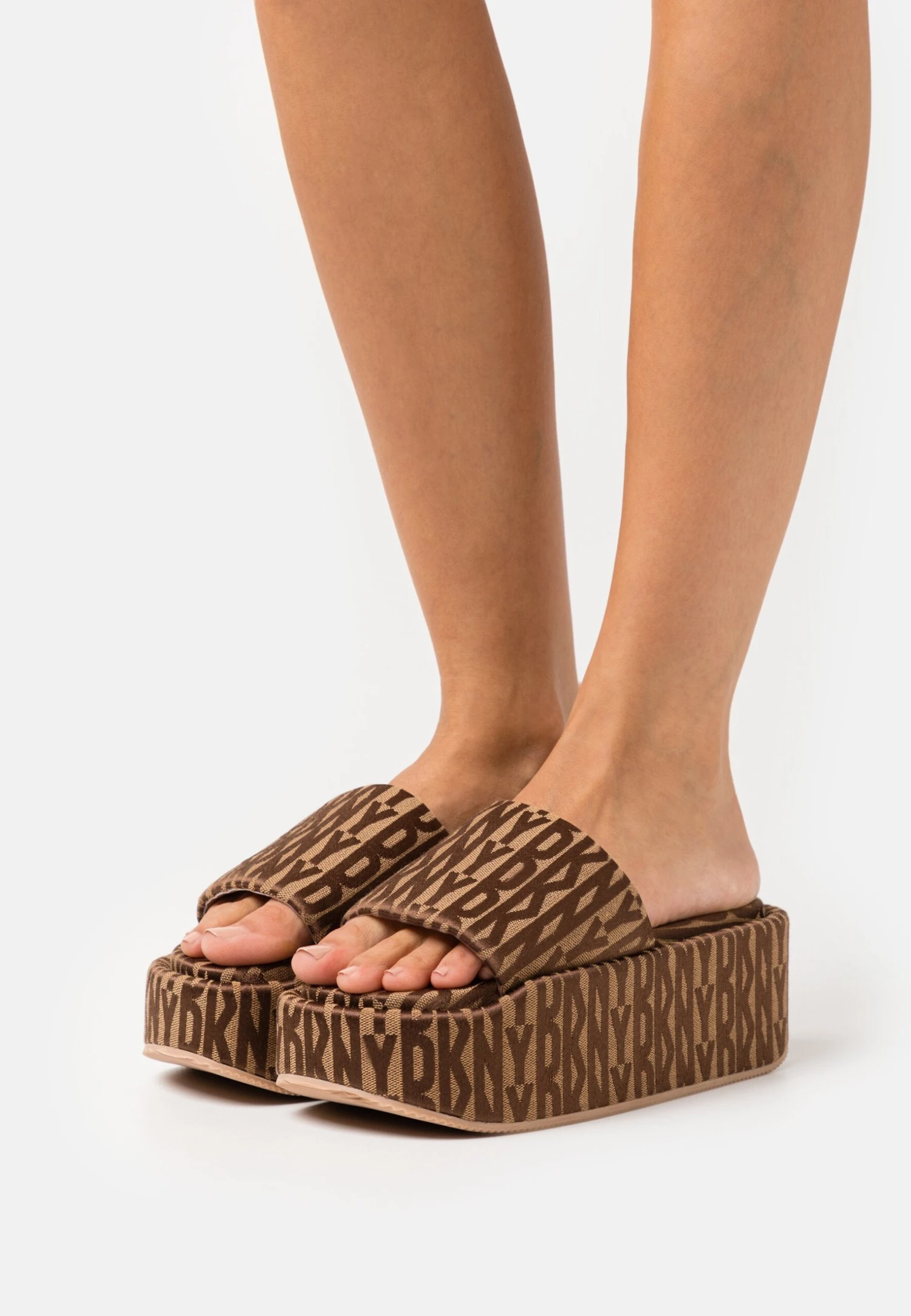 DKNY Vyra Platform Slide - Heeled Mules - Saddle/New Nude 1 DKNY Vyra Platform Slide - Heeled Mules - Saddle/New Nude