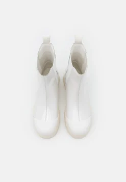 Calvin Klein Jeans Chunky Combat Chelsea Boot - Platform Ankle Boots - White -JELLYCAT SALES 5bf7fbc0939f44ff92ffea56d8ab024d scaled