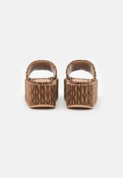 DKNY Vyra Platform Slide - Heeled Mules - Saddle/New Nude 10 DKNY Vyra Platform Slide - Heeled Mules - Saddle/New Nude -JELLYCAT SALES 8034dc27213748d181ccd2b9bd5dc915 scaled