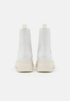 Calvin Klein Jeans Chunky Combat Chelsea Boot - Platform Ankle Boots - White -JELLYCAT SALES a02b3a3c952849c3bbdb29c54e2dfa0d scaled